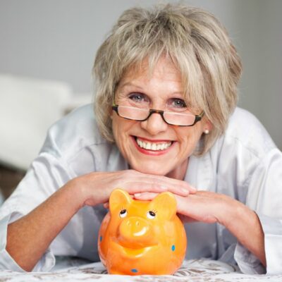 8 monthly saving ideas for seniors without sacrificing comfort